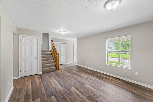 845 Bennett St, Marion, OH 43302 - spare room with dark wood-style flooring, baseboards, and a textured ceiling