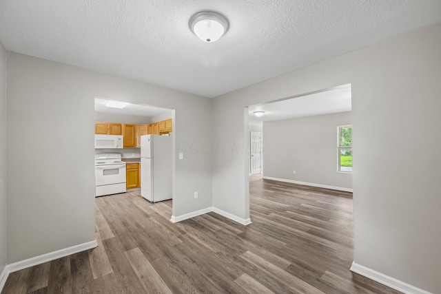 845 Bennett St, Marion, OH 43302 - interior space featuring wood finished floors, baseboards, and a textured ceiling