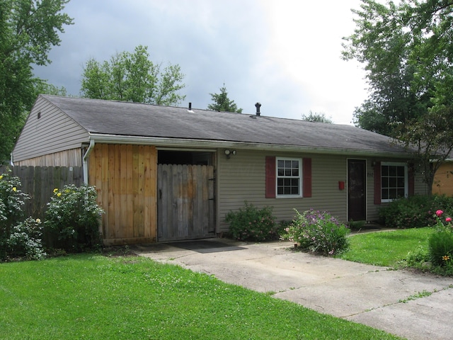 252 Randolph St, Wilmington, OH 45177 - single story home featuring a front lawn