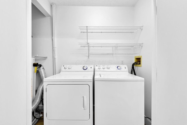 560 Dandy Brush Ln E, Columbus, OH 43230 - laundry area featuring separate washer and dryer