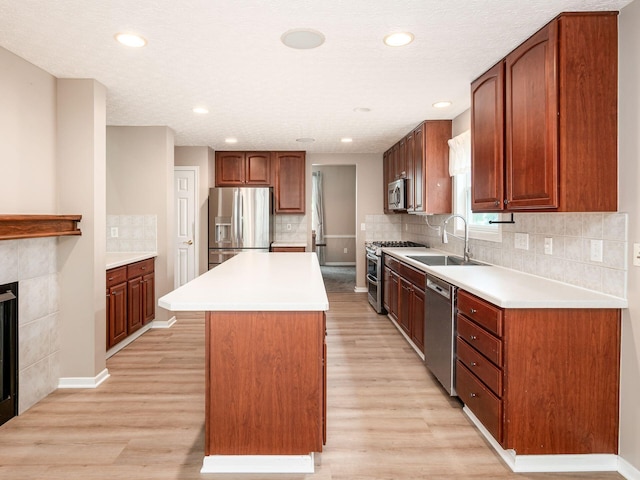 7034 Kellogg Dr, Powell, OH 43065 - kitchen with stainless steel appliances, a sink, light wood finished floors, a center island, and recessed lighting