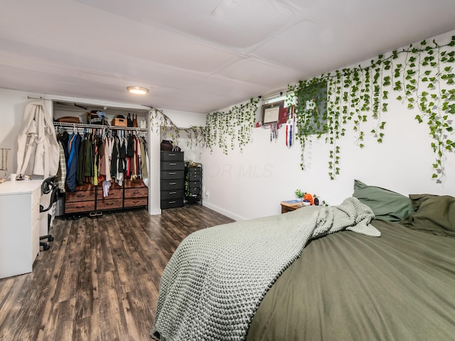 334 Wittenberg St, Columbus, OH 43230 - bedroom with wood finished floors and a closet