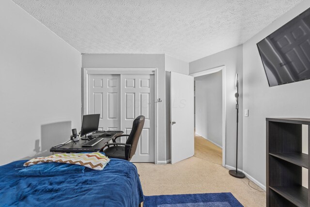 6389 Riverstone Dr, Columbus, OH 43228 - bedroom featuring carpet flooring, a closet, baseboards, an office area, and a textured ceiling