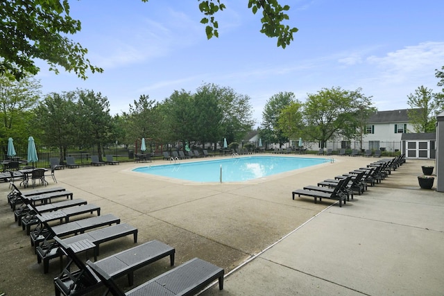 4655 Parrau Dr Unit 66A, Columbus, OH 43228 - community pool with a patio