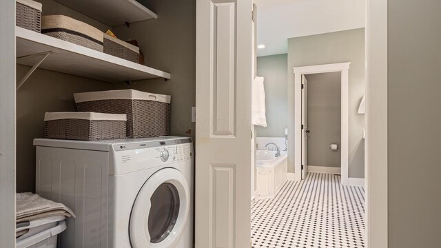 122 Boulder Ct, Granville, OH 43023 - laundry room featuring washer / dryer and baseboards