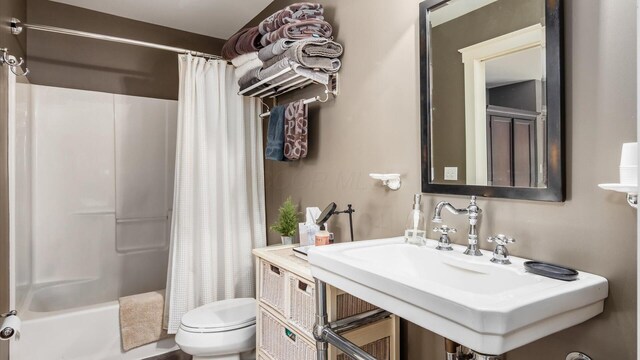 122 Boulder Ct, Granville, OH 43023 - bathroom featuring toilet, a sink, and shower / bath combo