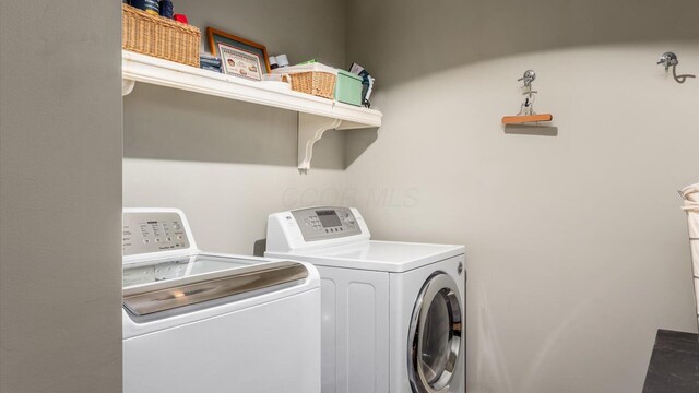 122 Boulder Ct, Granville, OH 43023 - laundry area featuring independent washer and dryer