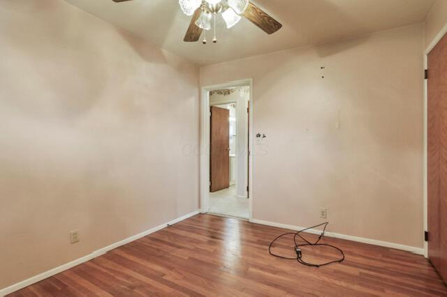 1270 Wetsell Ave, Lancaster, OH 43130 - unfurnished room featuring a ceiling fan, baseboards, and wood finished floors