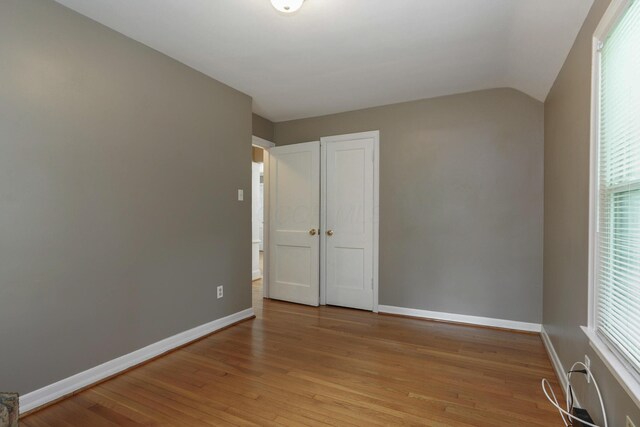 966 Chambers Cir, Columbus, OH 43212 - unfurnished room with light wood finished floors, baseboards, and vaulted ceiling