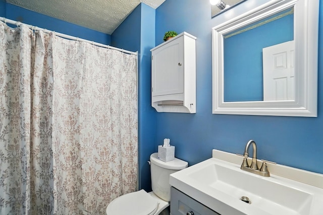 418 Broadview Ct, Pataskala, OH 43062 - full bathroom featuring vanity, toilet, a textured ceiling, and a shower with curtain