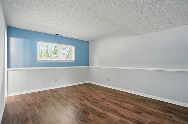 418 Broadview Ct, Pataskala, OH 43062 - unfurnished room featuring a textured ceiling, wood finished floors, and baseboards