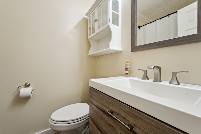 5191 Hialeah Ct, Columbus, OH 43221 - full bathroom featuring vanity, toilet, a textured ceiling, and ornamental molding