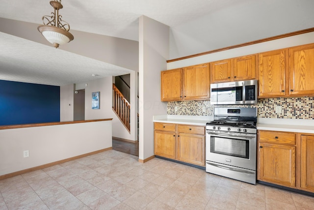4686 Gilman Rd, Columbus, OH 43228 - kitchen featuring stainless steel appliances, backsplash, light countertops, and baseboards