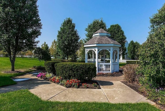 5834 Aristides Way Unit 10, New Albany, OH 43054 - surrounding community with a gazebo and a lawn