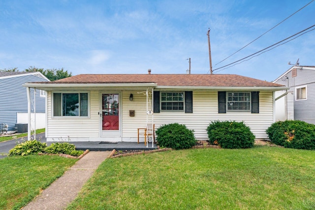 815 Savannah Dr, Columbus, OH 43228 - view of front of house featuring a porch and a front lawn