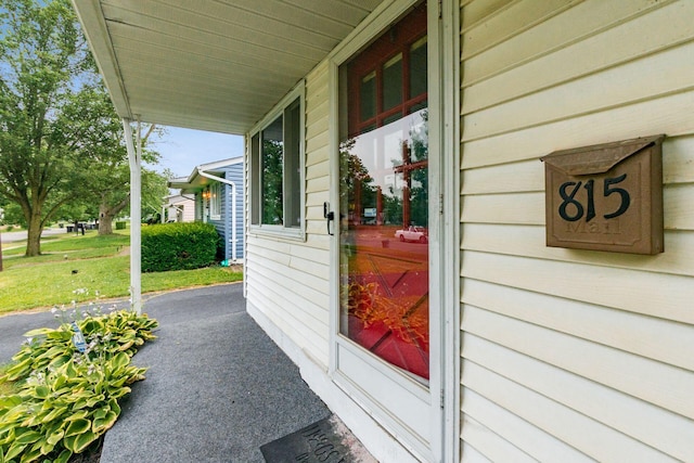 815 Savannah Dr, Columbus, OH 43228 - entrance to property featuring covered porch