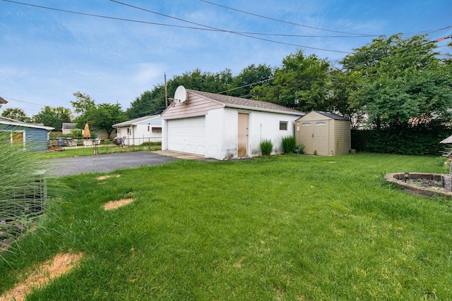 815 Savannah Dr, Columbus, OH 43228 - view of yard with an outbuilding and a detached garage