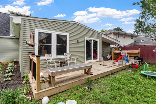 565 S Kellner Rd, Columbus, OH 43209 - back of property featuring a deck