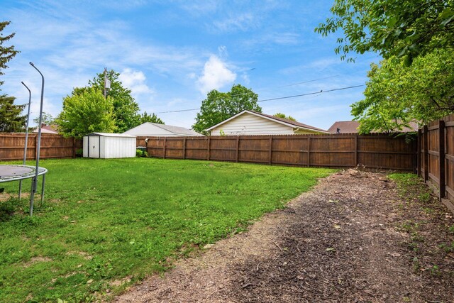 5186 Meadowbrook Dr, Columbus, OH 43207 - view of yard featuring a trampoline