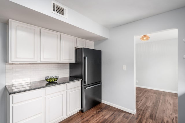 5186 Meadowbrook Dr, Columbus, OH 43207 - kitchen with freestanding refrigerator, dark wood-style floors, tasteful backsplash, baseboards, and white cabinetry