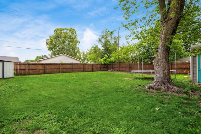 5186 Meadowbrook Dr, Columbus, OH 43207 - view of yard with a trampoline