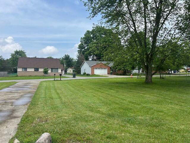 135 Rumsey Rd, Columbus, OH 43207 - view of green lawn featuring a garage