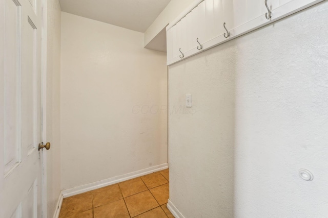 3840 Farm Brook Ln, Columbus, OH 43204 - mudroom featuring light tile patterned flooring and baseboards