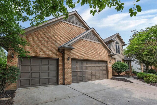 4583 Hunting Creek Dr, Grove City, OH 43123 - traditional-style house with brick siding, driveway, and a garage