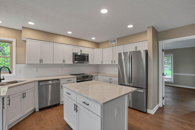 4583 Hunting Creek Dr, Grove City, OH 43123 - kitchen with stainless steel appliances, a sink, wood finished floors, backsplash, and recessed lighting