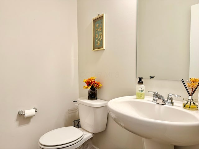 3895 Brody Dr, Grove City, OH 43123 - bathroom featuring toilet, a sink, and baseboards