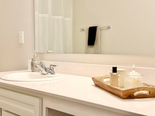 3895 Brody Dr, Grove City, OH 43123 - full bath featuring double vanity