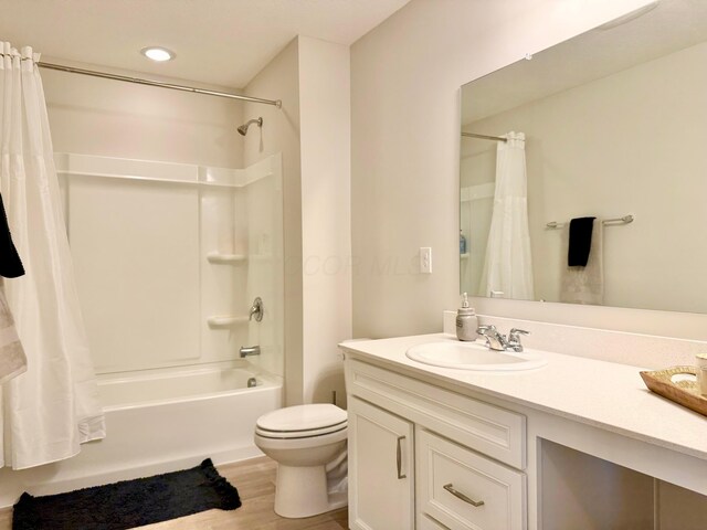 3895 Brody Dr, Grove City, OH 43123 - full bathroom featuring vanity, shower / bathtub combination with curtain, toilet, wood finished floors, and recessed lighting