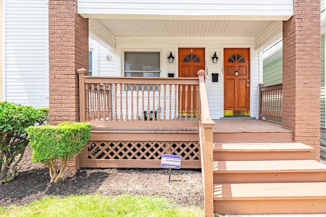 1121 Oakwood Ave, Columbus, OH 43206 - doorway to property featuring a porch
