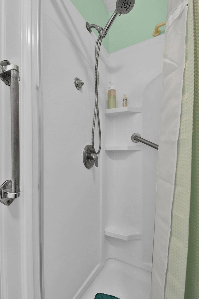 5885 Beechcroft Rd Unit 315, Columbus, OH 43229 - bathroom featuring a shower with shower curtain