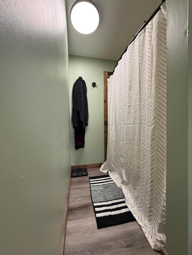 1775 Shoshoni Dr, Circleville, OH 43113 - full bath featuring wood finished floors and baseboards