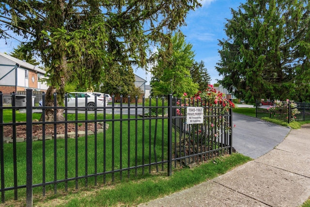 1955 Slaton Ct, Columbus, OH 43235 - view of gate
