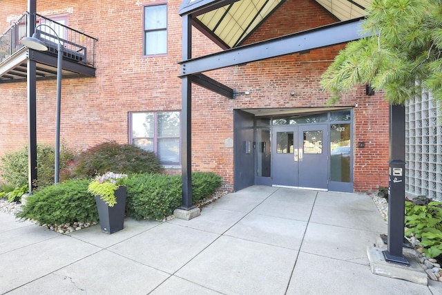 432 E Rich St Unit 4A, Columbus, OH 43215 - doorway to property with french doors, a balcony, and brick siding