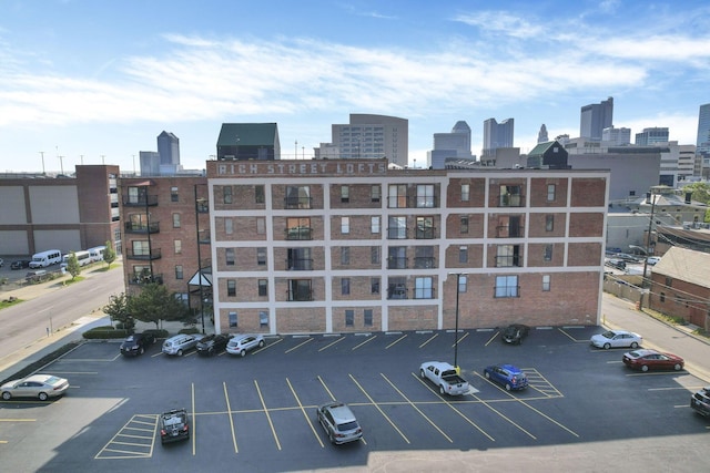 432 E Rich St Unit 4A, Columbus, OH 43215 - view of property with uncovered parking and a skyline view