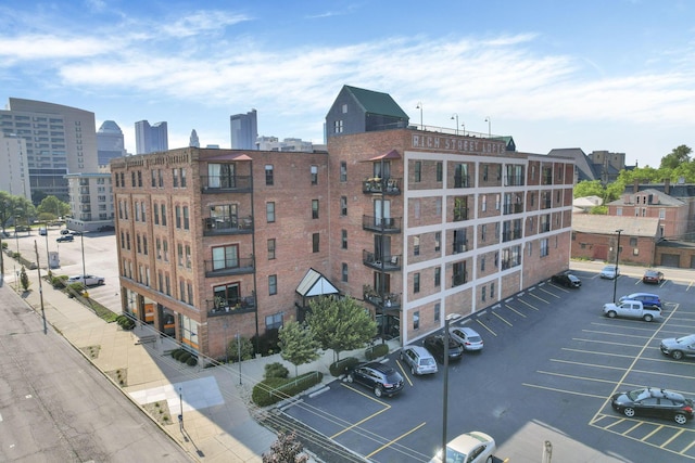 432 E Rich St Unit 4A, Columbus, OH 43215 - view of apartment building / complex with uncovered parking and a city view