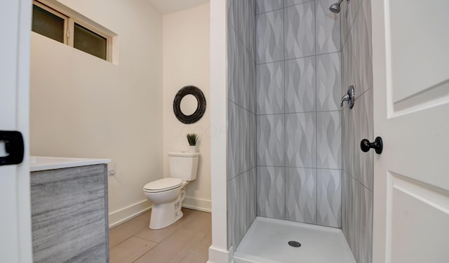 39 Auburn Ave, Columbus, OH 43205 - bathroom featuring toilet, tiled shower, baseboards, and tile patterned floors