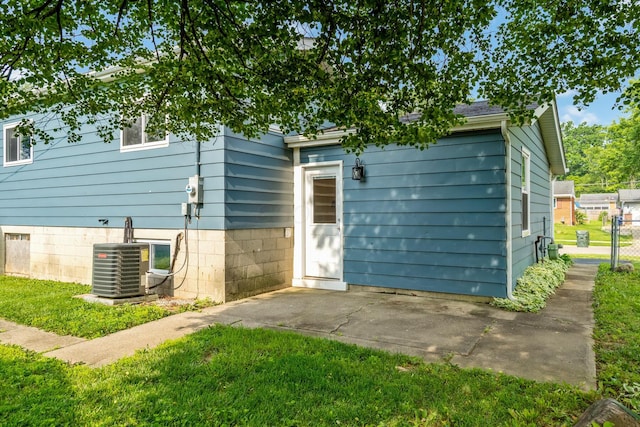 5452 Roche Ct W, Columbus, OH 43229 - back of property featuring a yard and a patio area