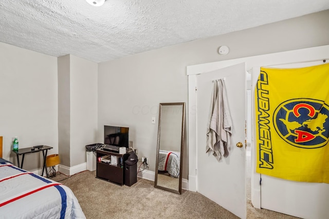 972 E 12th Ave, Columbus, OH 43211 - carpeted bedroom with a textured ceiling