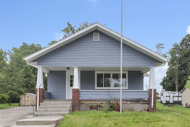 704 N Detroit St, Bellefontaine, OH 43311 - bungalow-style house with covered porch and a front lawn
