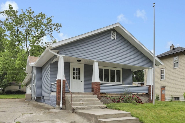 704 N Detroit St, Bellefontaine, OH 43311 - bungalow-style home featuring a porch and a front lawn