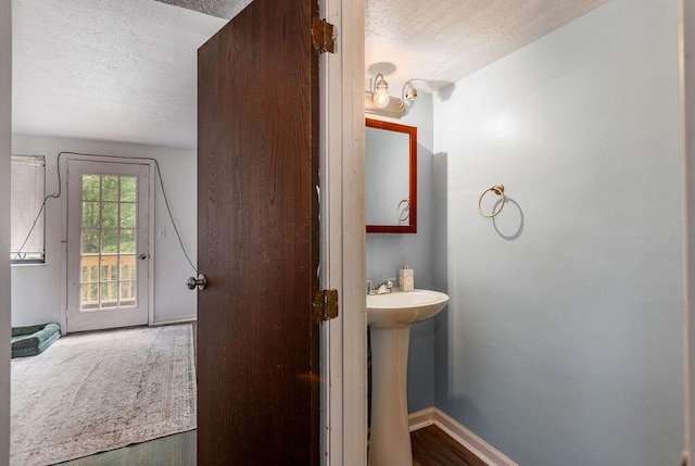439 Dartmouth Cir Unit 30, Cincinnati, OH 45244 - bathroom featuring a textured ceiling and baseboards