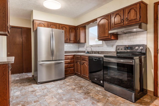 2655 Blendon Woods Blvd Unit 2644, Columbus, OH 43231 - kitchen with appliances with stainless steel finishes, under cabinet range hood, decorative backsplash, a sink, and a textured ceiling