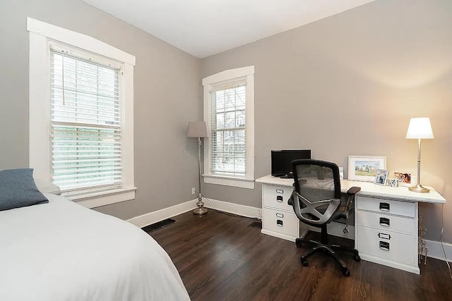 184 E Patterson Ave, Columbus, OH 43202 - bedroom with dark wood-style floors and an office area