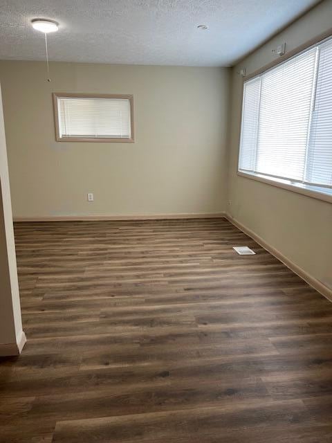 885-887 Derrer Rd, Columbus, OH 43204 - unfurnished room with dark wood-style floors and a textured ceiling