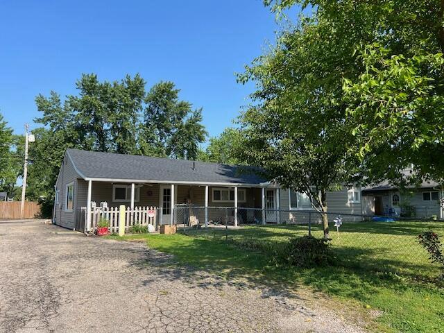885-887 Derrer Rd, Columbus, OH 43204 - ranch-style house featuring asphalt driveway