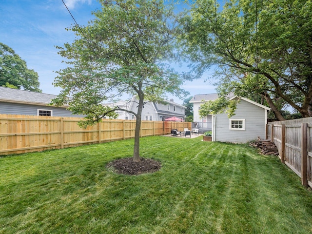 1368 Elmwood Ave, Columbus, OH 43212 - fenced backyard with a patio